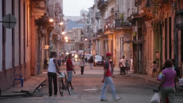 人们黄昏时走在古巴哈瓦那的大街上 — 图库视频影像