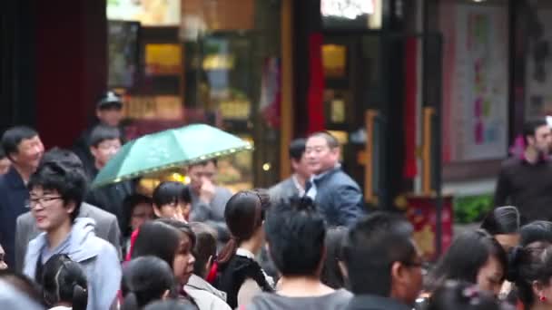 Grandes Multitudes Caminan Por Las Calles China Moderna — Vídeo de stock