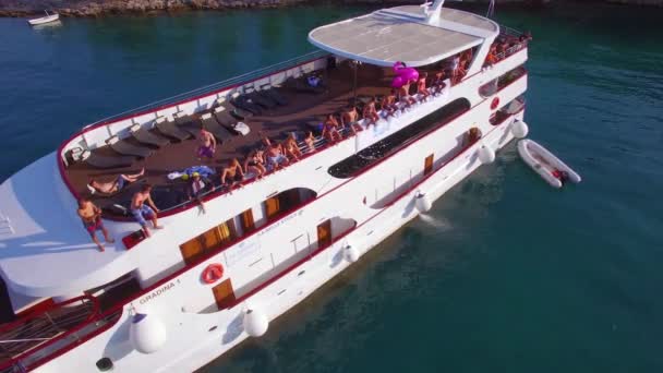 Nadadores Fiesteros Saltan Gran Yate Barco Mar Adriático Cerca Croacia — Vídeo de stock