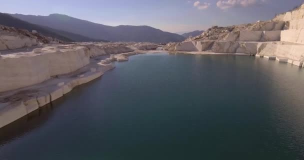 夜明けに大理石の採石場の上に美しい空中 — ストック動画