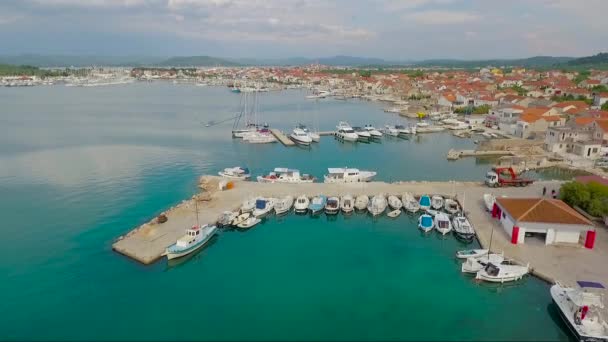 Luchtfoto Boven Een Kustdorp Kroatië — Stockvideo