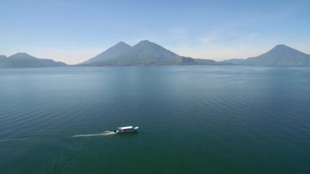 Flyg Över Båt Amatitlan Sjön Guatemala Avslöjar Pacaya Vulkanen Fjärran — Stockvideo