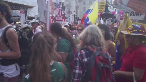 2018年 大批抗议者涌上伦敦街头抗议美国总统唐纳德 特朗普的来访 — 图库视频影像