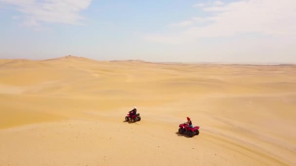 Bra Antenner Över Atv Fordon Fortkörning Över Öknen Sanddyner Namibia — Stockvideo