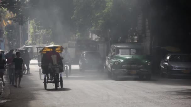 Een Auto Een Kindertaxi Rijden Langs Een Rokerige Weg Havana — Stockvideo