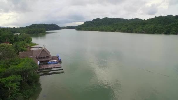 Uma Antena Sobre Uma Pequena Aldeia Rio Dulce Guatemala — Vídeo de Stock