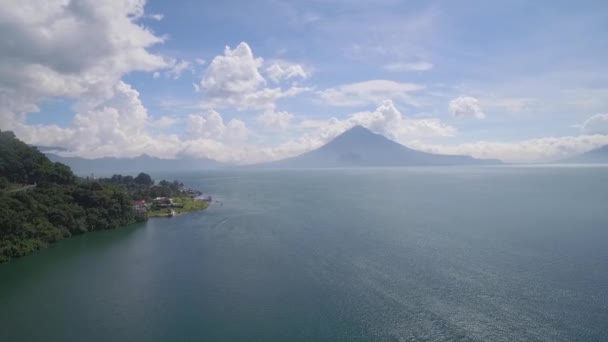 Aerial Över Amatitlan Sjön Guatemala Avslöjar Pacaya Vulkanen Fjärran — Stockvideo