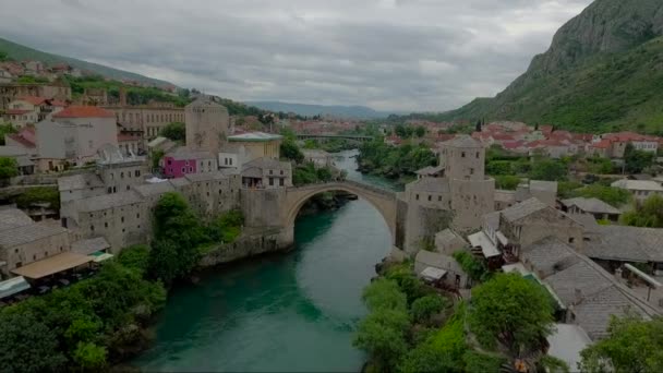 Avión Sobre Puente Más Estrellado Mostar Bosnia — Vídeos de Stock