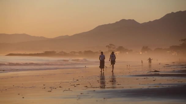 Κλασική Καλιφόρνια Ηλιοβασίλεμα Παραλία Ζευγάρι Πόδια — Αρχείο Βίντεο