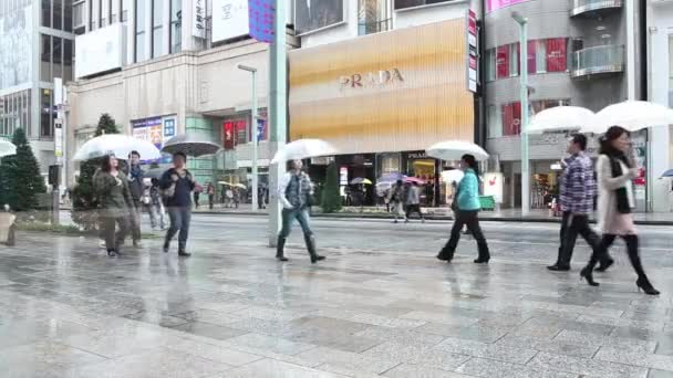 Gente Cammina Strade Piovose Shanghai Cina — Video Stock