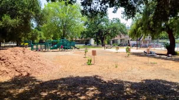ボランティアグループビルディングのタイムラプスは カリフォルニア州王子市のサンアントニオ小学校の学校の庭でベッドを調達しました — ストック動画