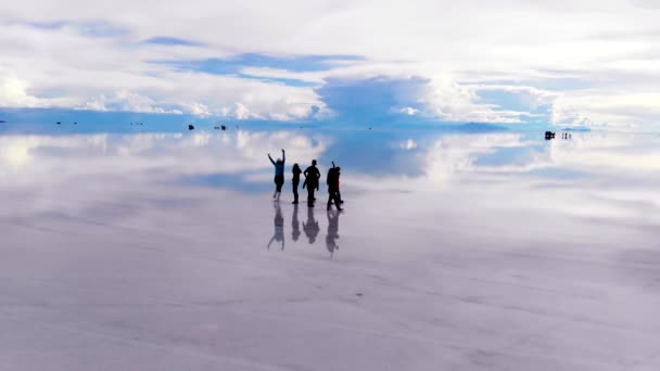 Pessoas Jipes Lago Apartamentos Sal Uyuni Com Reflexos Perfeitos Bolívia — Vídeo de Stock