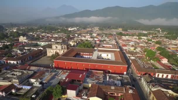 Hermosa Toma Aérea Sobre Colonial Ciudad Centroamericana Antigua Guatemala — Vídeos de Stock