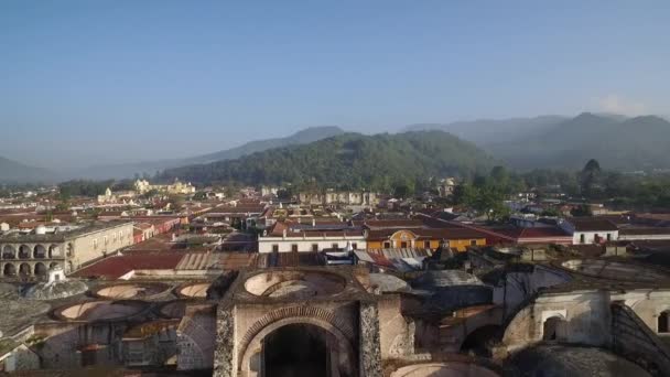 Hermosa Toma Aérea Sobre Colonial Ciudad Centroamericana Antigua Guatemala — Vídeo de stock