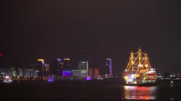 Vivido Skyline Notturno Shanghai Cina Con Traffico Fluviale Primo Piano — Video Stock