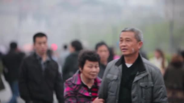 Grandes Multitudes Caminan Por Las Calles China Moderna — Vídeo de stock