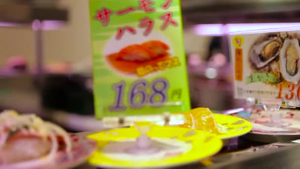 Sushi Αντικείμενα Ταξιδεύουν Έναν Ιμάντα Μεταφοράς Ένα Εστιατόριο Στην Κίνα — Αρχείο Βίντεο