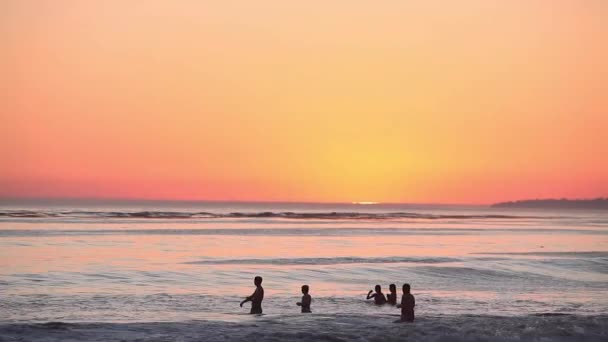 日落时人们聚集在海里 — 图库视频影像