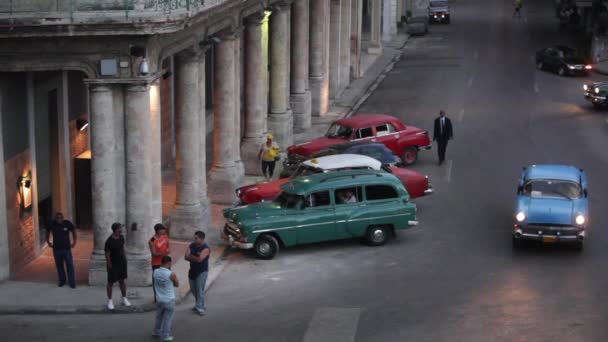 Plan Grand Angle Vieilles Voitures Circulant Dans Les Rues Havane — Video