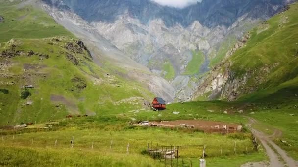 2019 조지아 공화국의 산들이 오두막집으로 접근하는 — 비디오