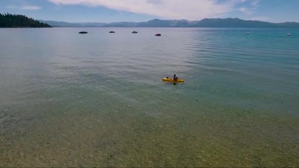 Uma Antena Sobre Uma Mulher Remando Caiaque Através Lago Tahoe — Vídeo de Stock