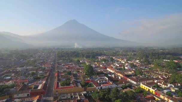Красивая Воздушная Съемка Над Колониальным Центральноамериканским Городом Антигуа Гватемала — стоковое видео
