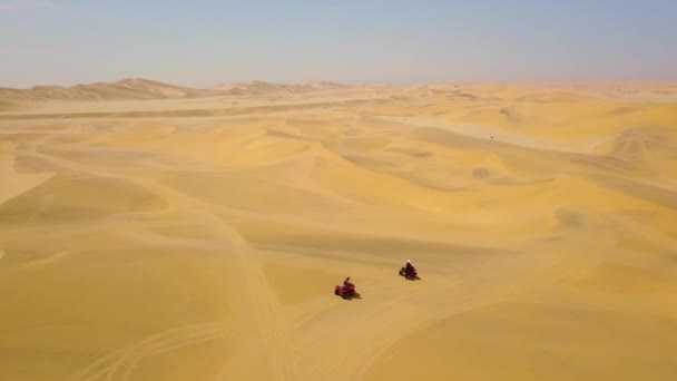 ナミビア アフリカの砂漠の砂丘を渡るAtvの車の上の良い空気 — ストック動画