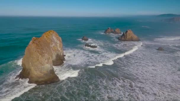 海岸で撮影された美しい空中確立は カリフォルニア中央部のビッグサーの霧の海岸線を明らかにします — ストック動画