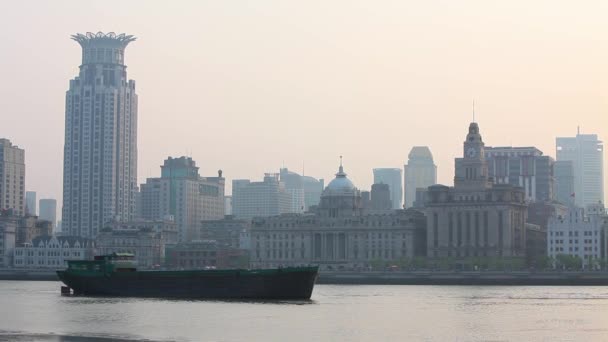 Barka Podróżuje Pearl River Szanghaju Chiny Smog Mgle — Wideo stockowe