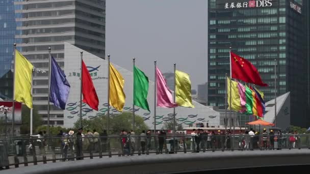 Los Peatones Caminan Largo Base Edificios Modernos Paseo Marítimo Shanghai — Vídeos de Stock