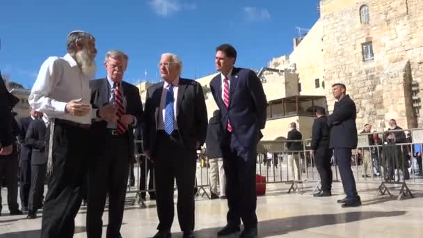 2019 米国国家安全保障顧問ジョン ボルトンは ユダヤ系イスラエル人のホストとエルサレム イスラエルと嘆きの壁西壁をツアー — ストック動画