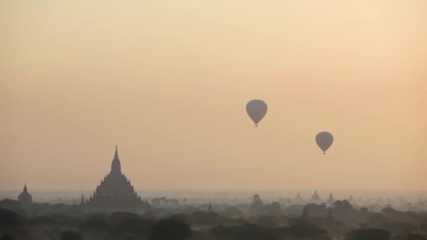 Luftballons Steigen Der Nähe Der Erstaunlichen Tempel Des Heidnischen Bagan — Stockvideo