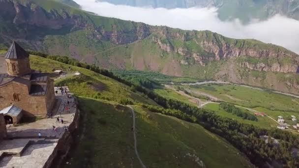 2019 Udara Sekitar Biara Dan Gereja Gergeti Yang Menghadap Pegunungan — Stok Video
