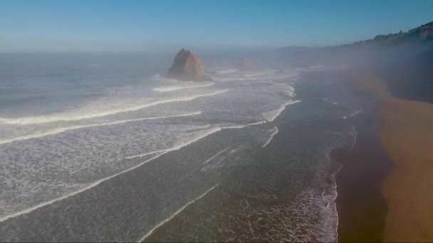 아름다운 설화는 캘리포니아주 중부에 수르의 안개낀 해안선을 보여준다 — 비디오