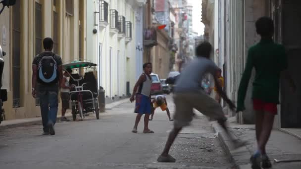 Crianças Brincam Beco Estreito Havana Velha Cuba — Vídeo de Stock