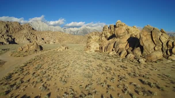 在加州孤松市外的阿拉巴马山上空 一道高空落日与山一起拍摄 Whitney和Sierras背景 — 图库视频影像