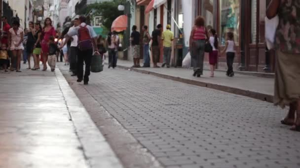 Mensen Lopen Kasseistroken Van Havana Cuba — Stockvideo
