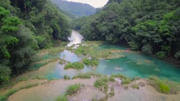 Antenn Över Anmärkningsvärda Vattenfall Och Gröna Opinionsundersökningar Semuc Champey Floden — Stockvideo