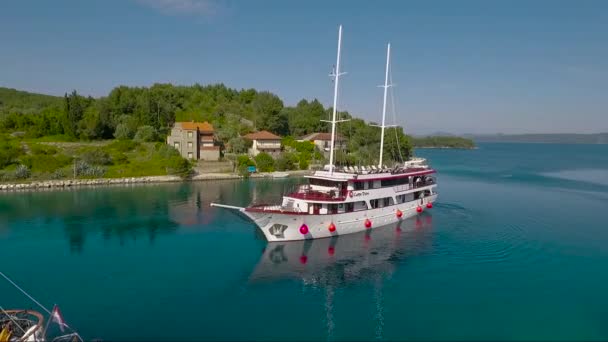 Aerial Nad Żaglówką Małą Wioską Chorwacji — Wideo stockowe