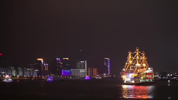 Нічний Краєвид Шанхаю Китай Річковим Рухом Передній План Освітленням Високого — стокове відео