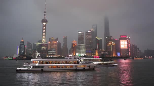 Den Livliga Natten Skyline Shanghai Kina Med Flodtrafik Förgrund — Stockvideo