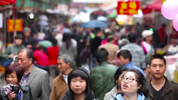 Büyük Bir Kalabalık Modern Çin Sokaklarında Yürüyor — Stok video