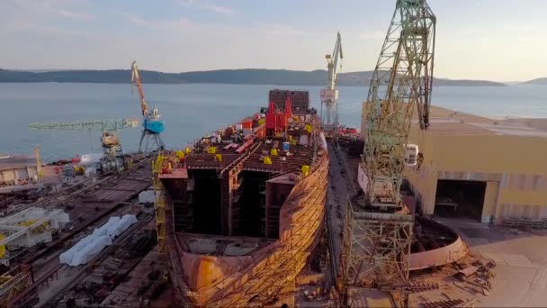 在克罗地亚建造的有大船的造船厂上方的空中 — 图库视频影像