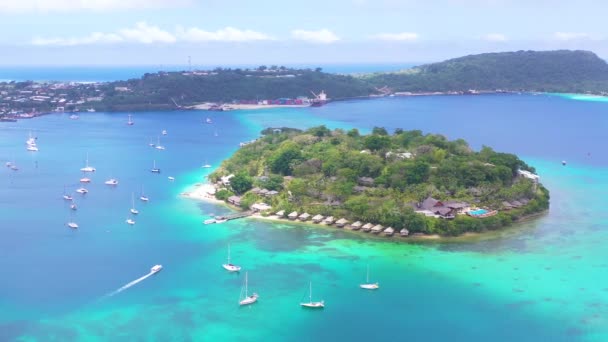 2019 ポートビラ バヌアツ イリキ島のリゾートとスパに対する優れた空中確立ショット — ストック動画