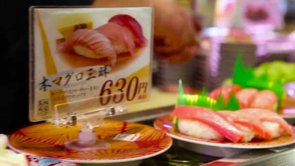 Sushi Items Reizen Een Transportband Een Restaurant China — Stockvideo