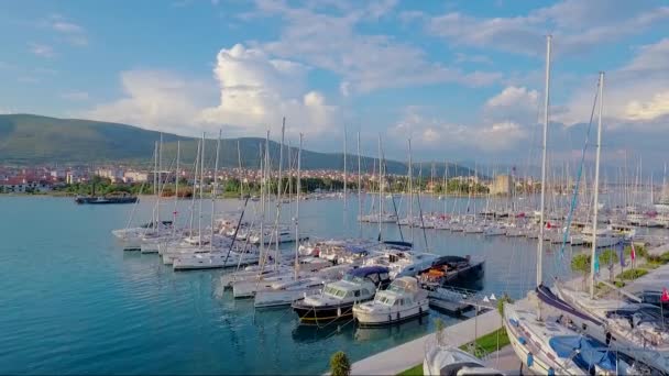 Stijgende Lucht Boven Een Haven Kust Vissersdorp Kroatië — Stockvideo