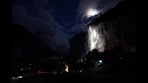 在夜晚的月光下 瑞士瀑布的时间流逝 — 图库视频影像