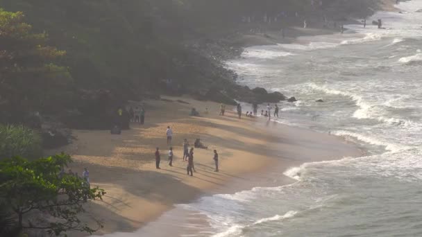 Les Indiens Profitent Une Journée Plage Long Côte Rocheuse Kerala — Video