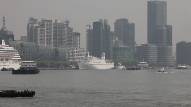 Skyline Shanghai Kina Med Flodtrafik — Stockvideo