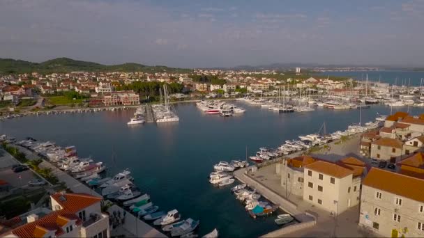 Εναέρια Πάνω Από Παράκτιο Χωριό Στην Κροατία — Αρχείο Βίντεο